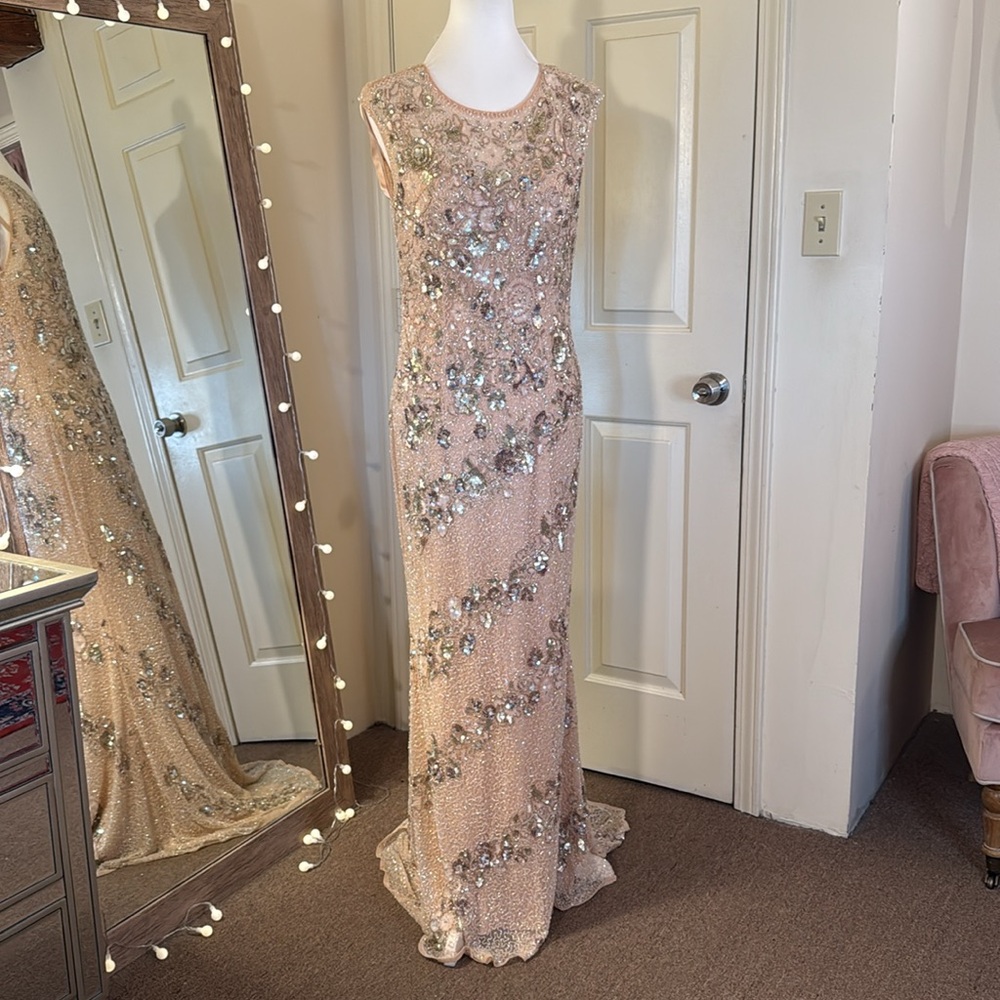 MAC DUGGAL
Pink Embellished Bateau Neck Cap Sleeve Floral Beaded Trumpet Gown - Picture 5 of 17